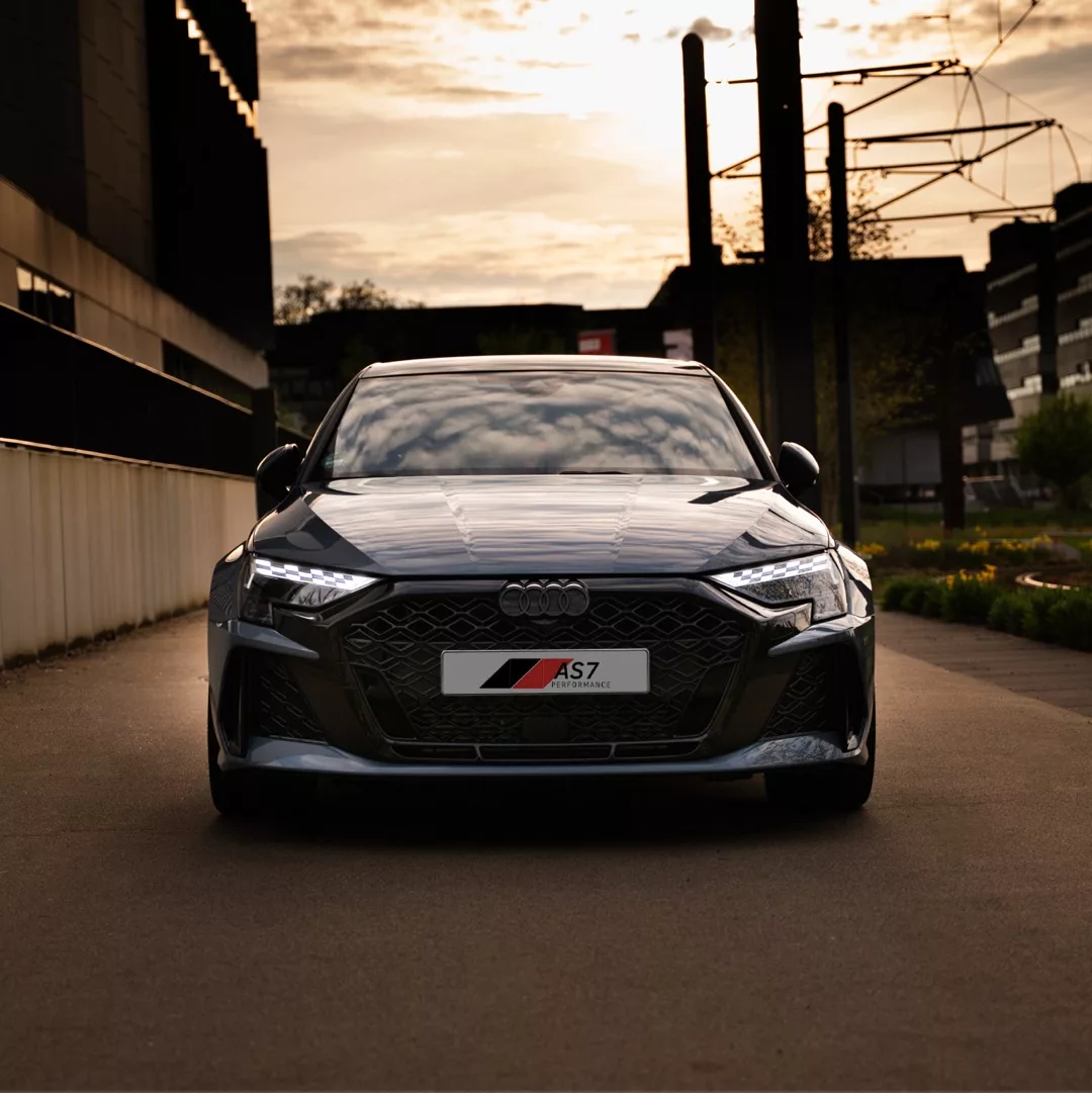 Audi RS3 Facelift Limousine frontalansicht bei Sonnenuntergang mieten.