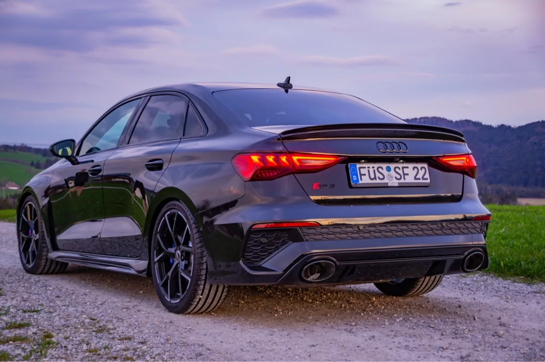 Audi RS3 Limousine in Schwarz von hinten mieten