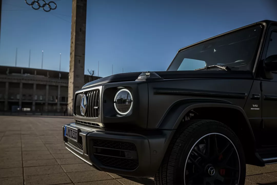 Mercedes-Benz G63 AMG 2024 in Schwarz, Front seitlich im Freien mieten.