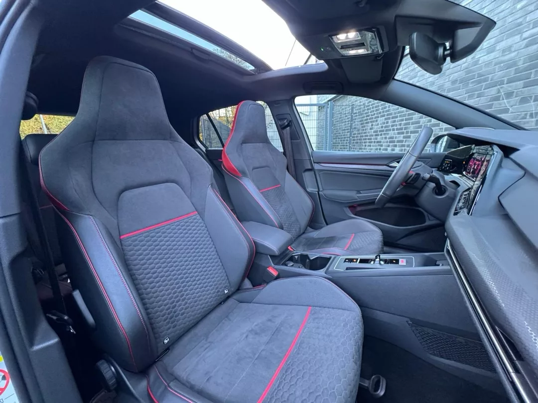 VW Golf 8 GTI Clubsport Innenraumansicht mit Sportsitzen mieten