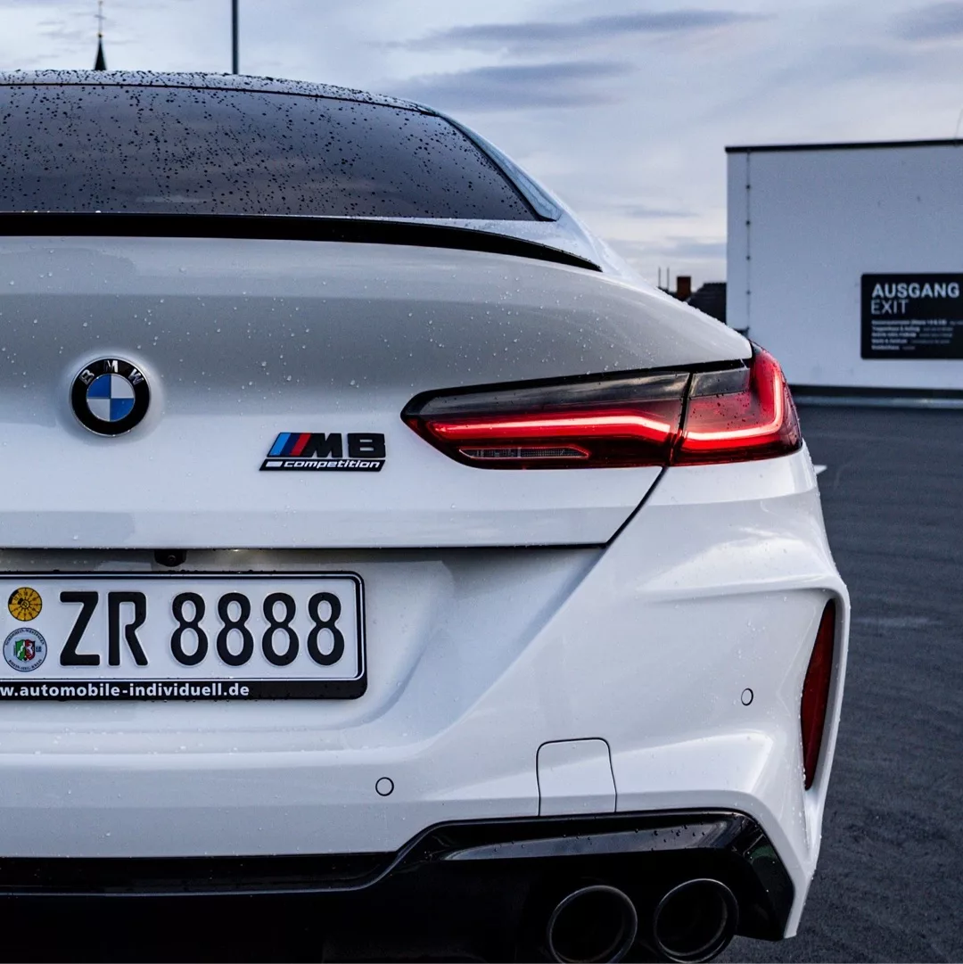 BMW M8 CS Gran Coupe Rückansicht in Weiß mieten