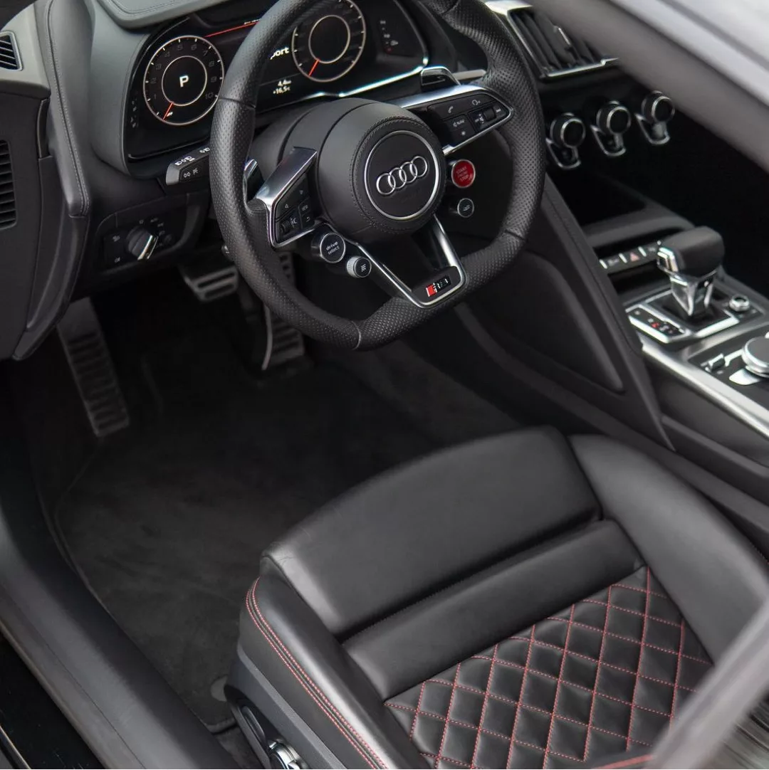 Audi R8 Facelift Quattro Innenraum mit Ledersitzen mieten