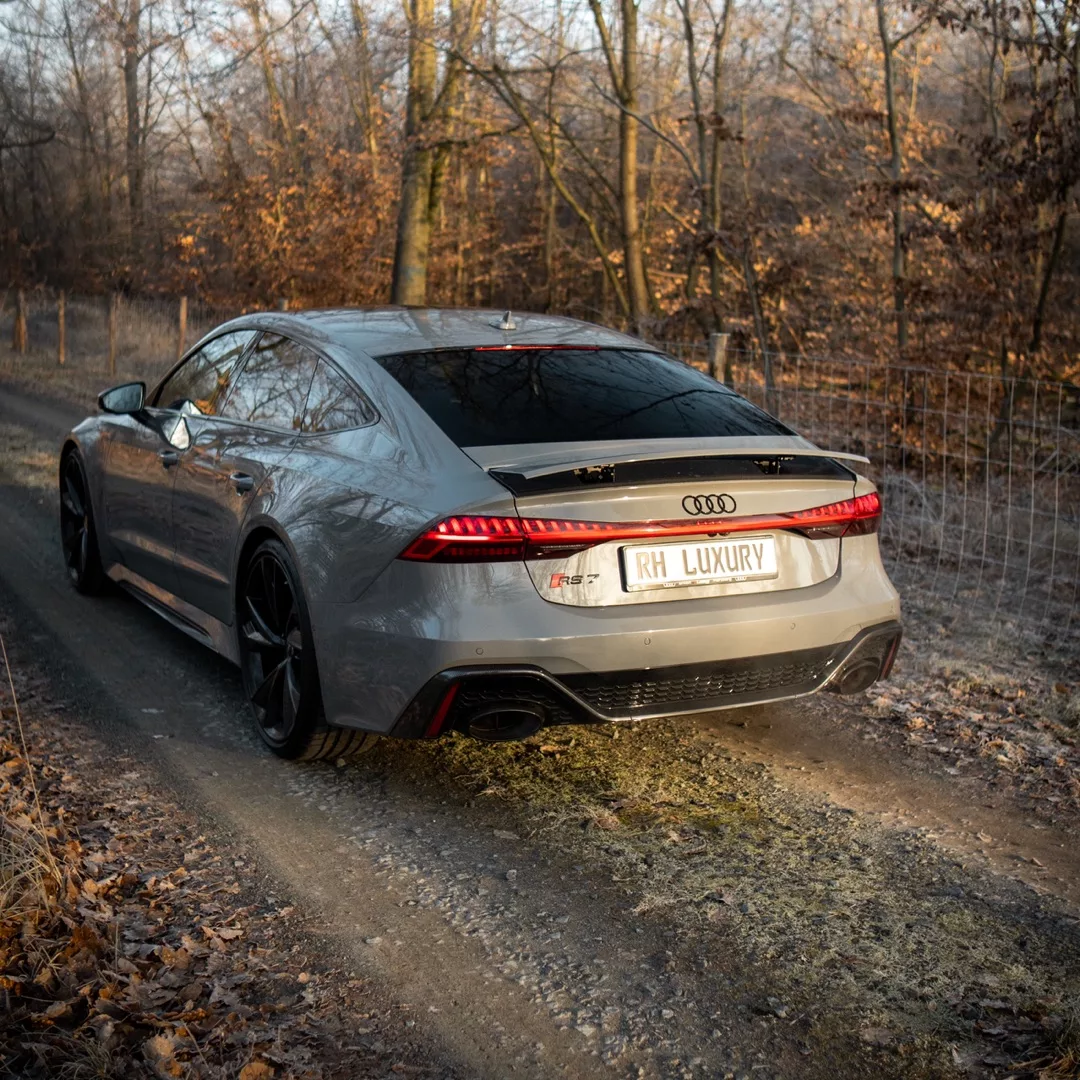 Audi RS 7 Performance in Grau auf Waldweg von hinten mieten