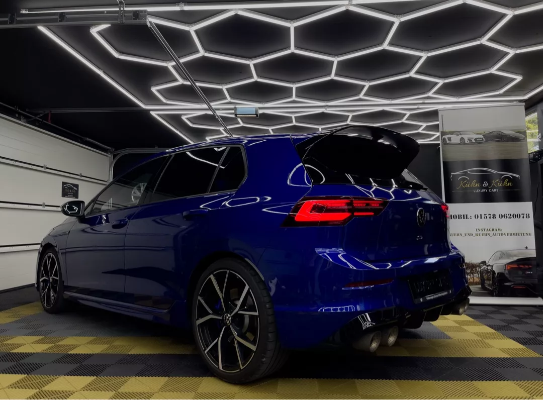 VW Golf 8R in Blau von der Rückseite mieten