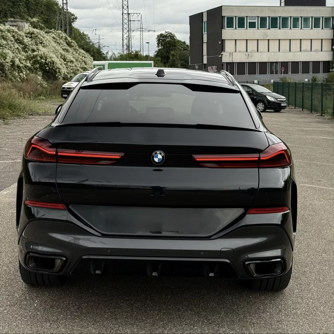 BMW X6 30d M Sport in Schwarz von hinten mieten