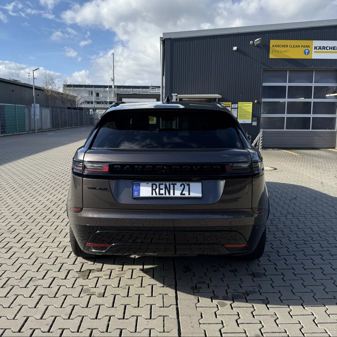 Range Rover Velar in Schwarz von hinten mieten