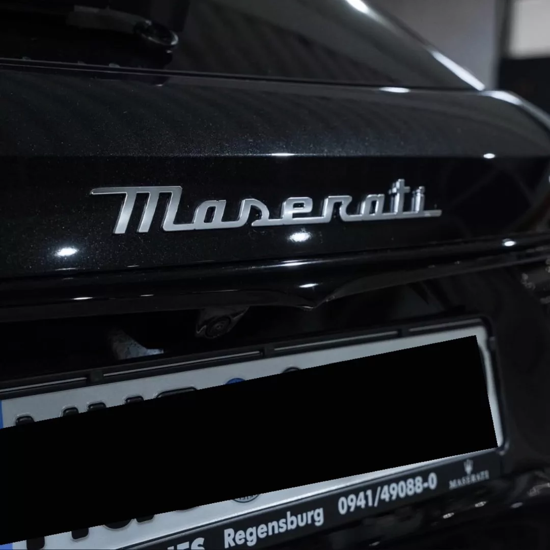 Maserati Grecale Rückansicht mit Logo in Schwarz mieten.