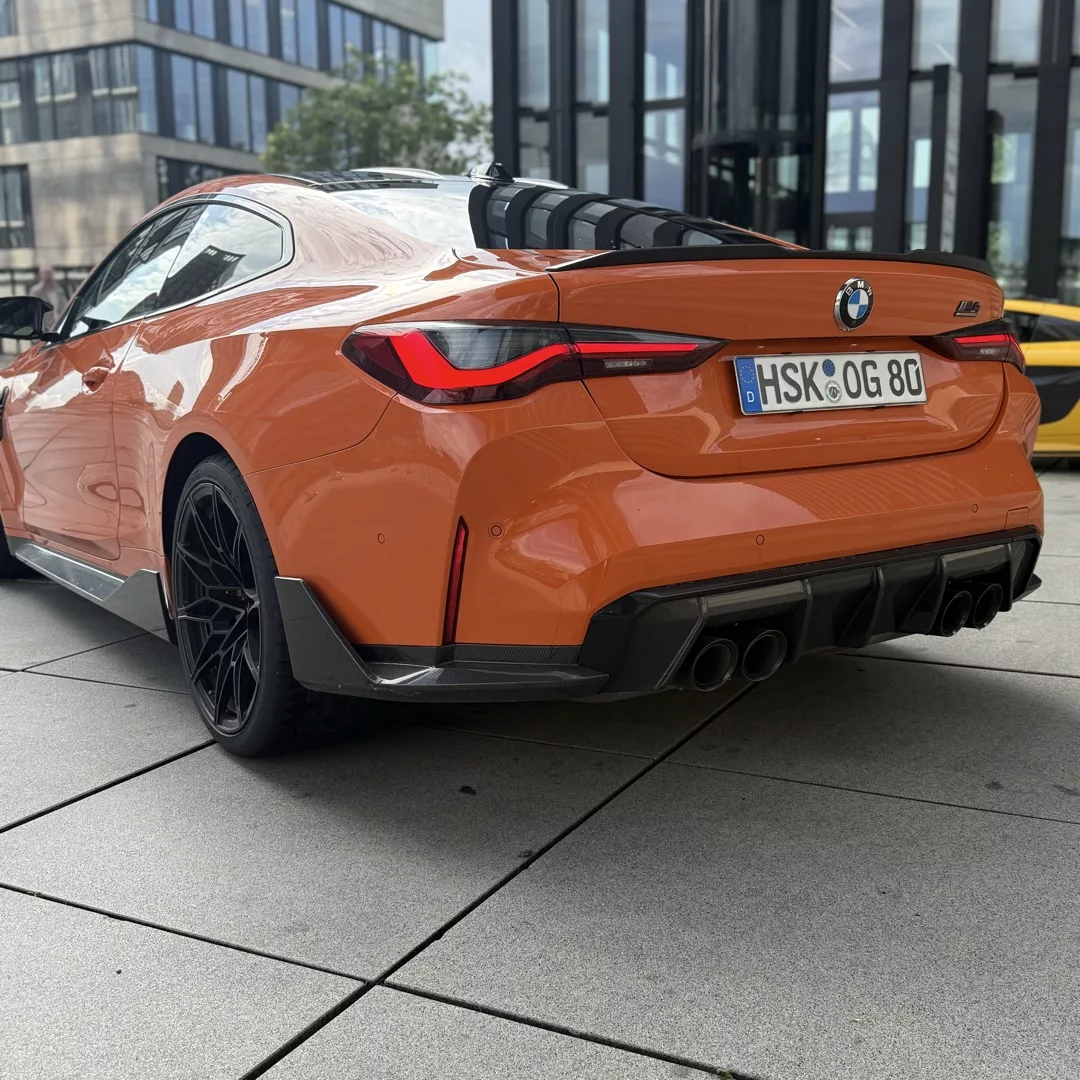 BMW M4 Competition in Orange mieten - Heckansicht