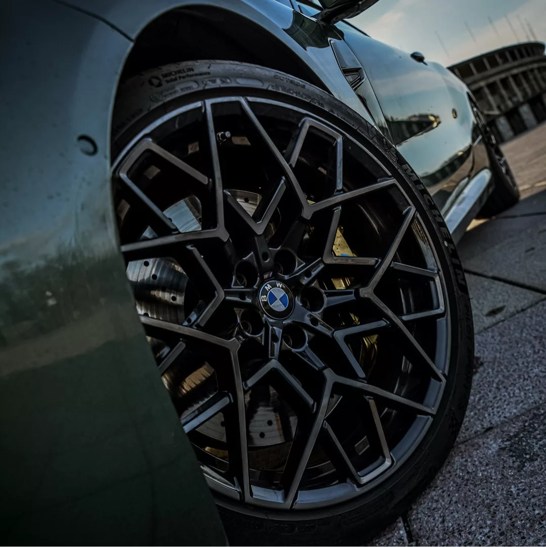 BMW M8 Competition Cabrio Nahaufnahme Felge mieten.