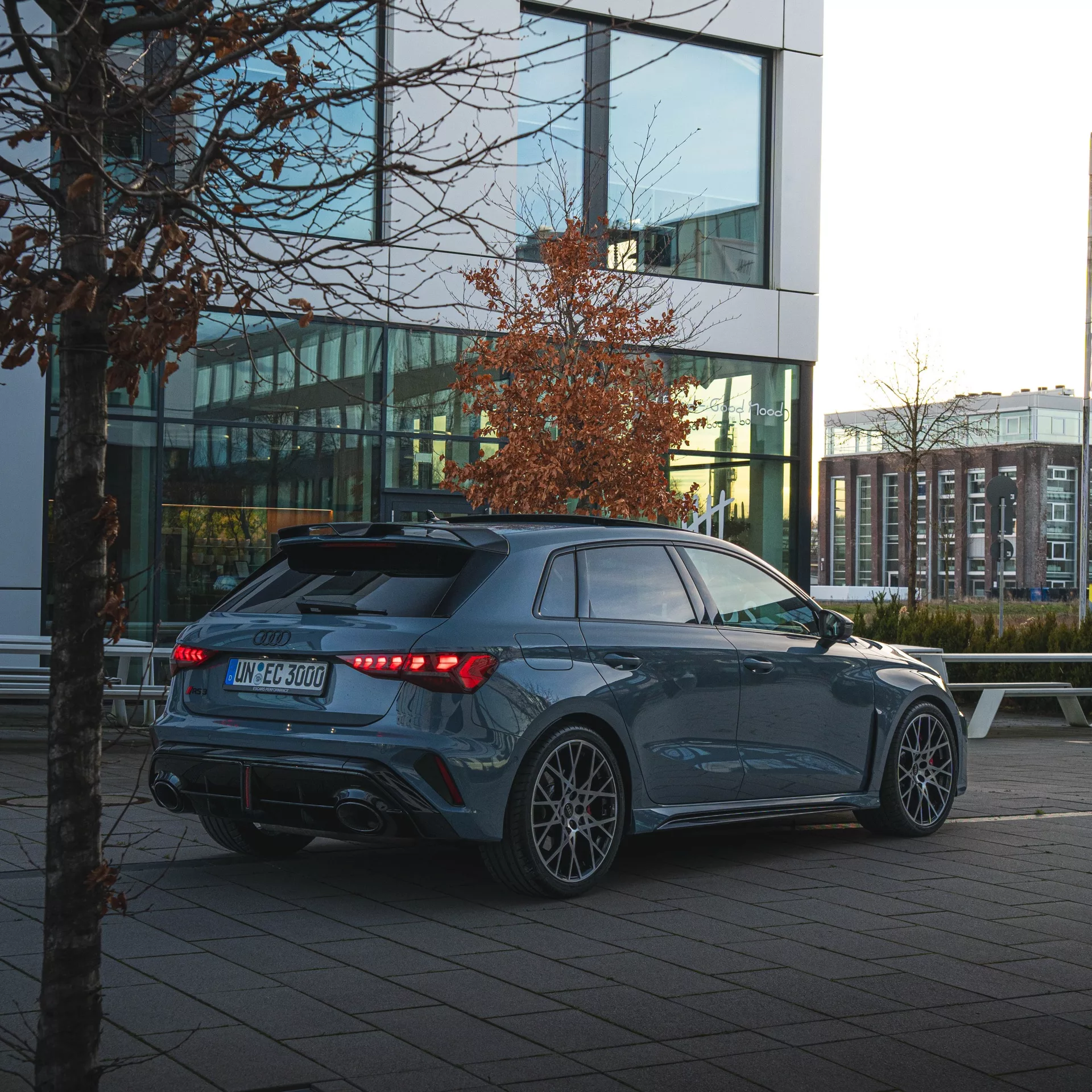Audi RS3 Sportback in Blau von hinten mieten.