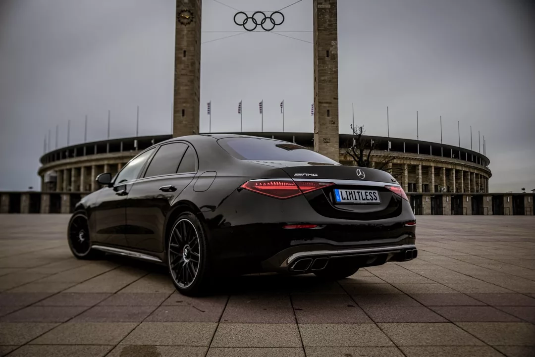 Mercedes-Benz S63 AMG E-Performance 2025 schwarz Rückansicht mieten.