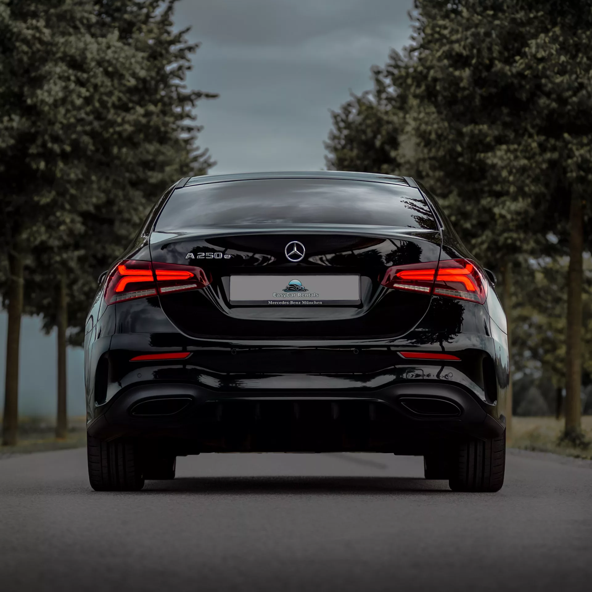 Mercedes-Benz A250e Edition in Schwarz von hinten mieten.