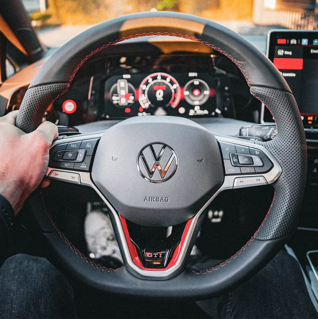 VW Golf GTI Clubsport 2025 Innenraum mit Lenkrad mieten