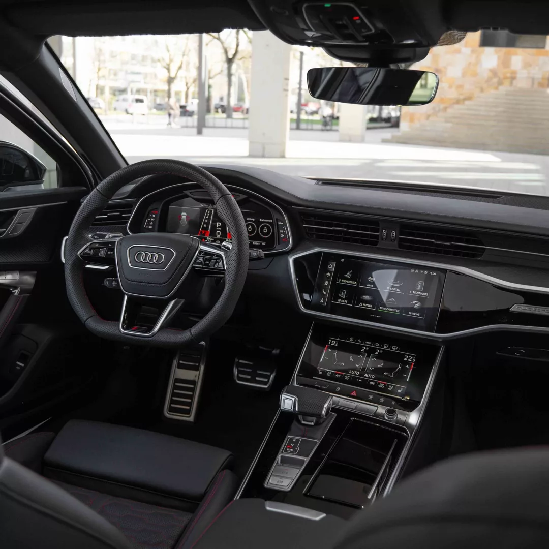 Audi RS6 Performance Innenraum mit modernen Anzeigen mieten