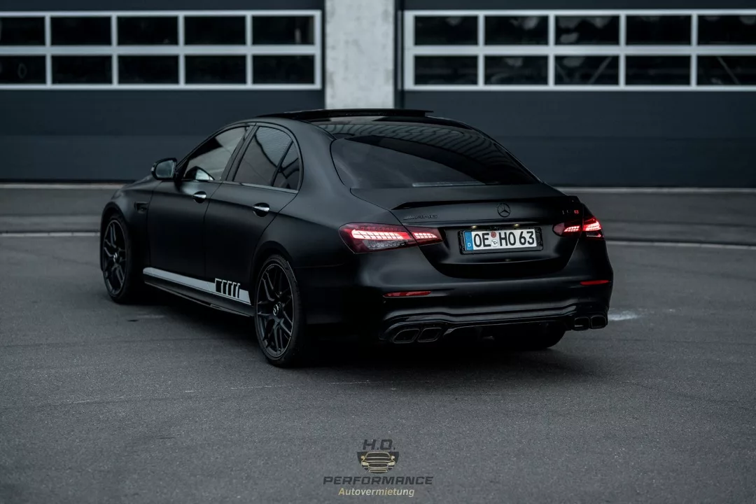 Mercedes E63S Facelift in Mattschwarz von hinten mieten