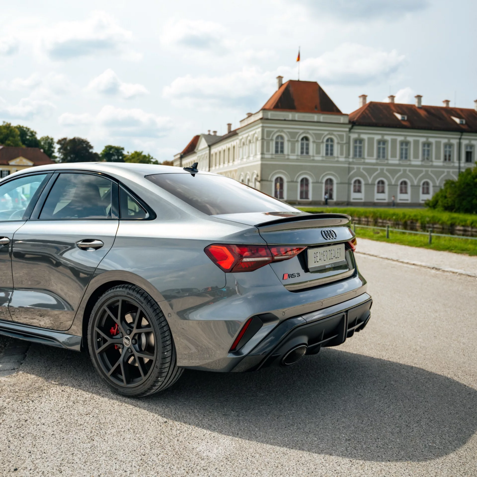 Audi RS3 FACELIFT in Grau von hinten vor Gebäude mieten.