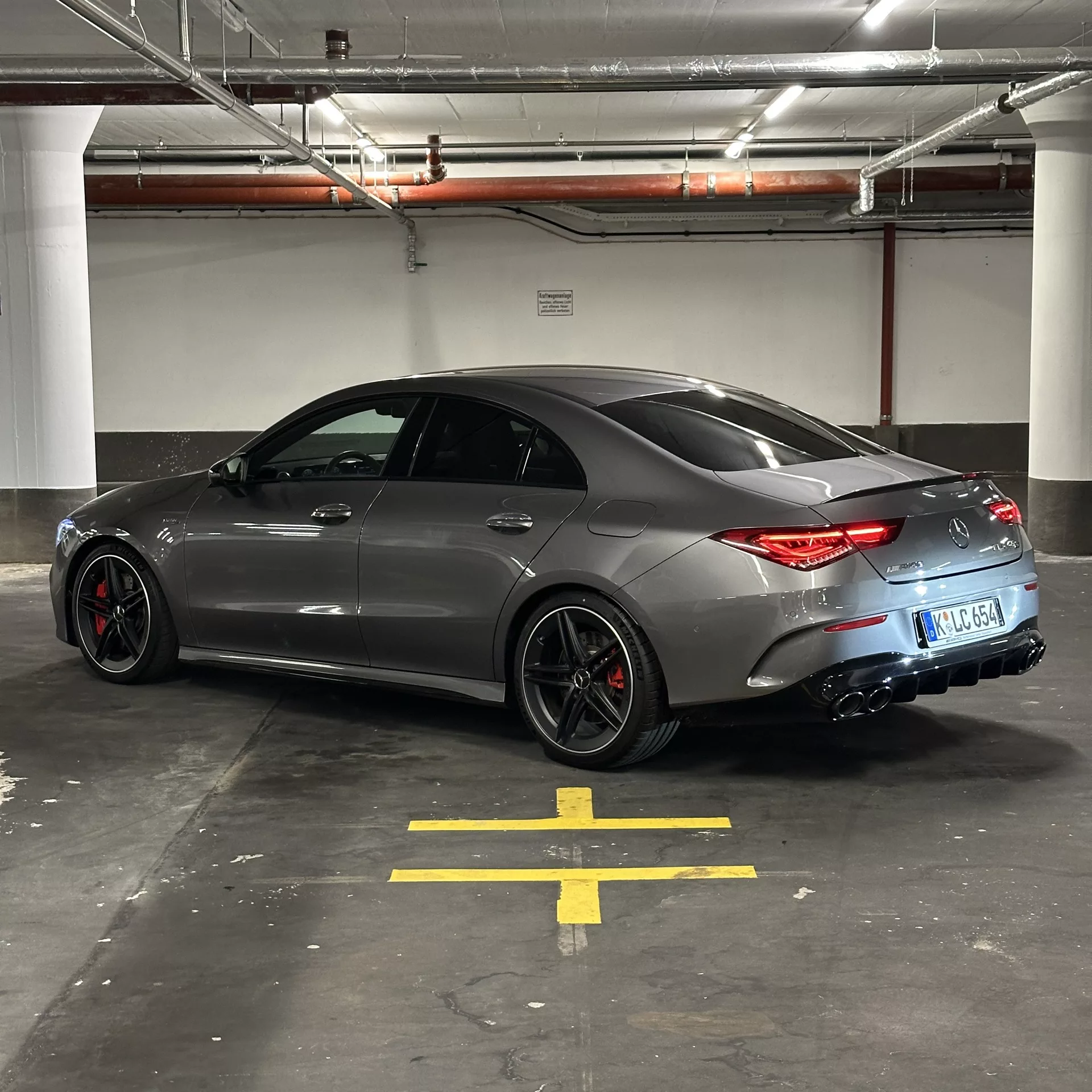 Mercedes CLA 45 S AMG in Grau von hinten mieten