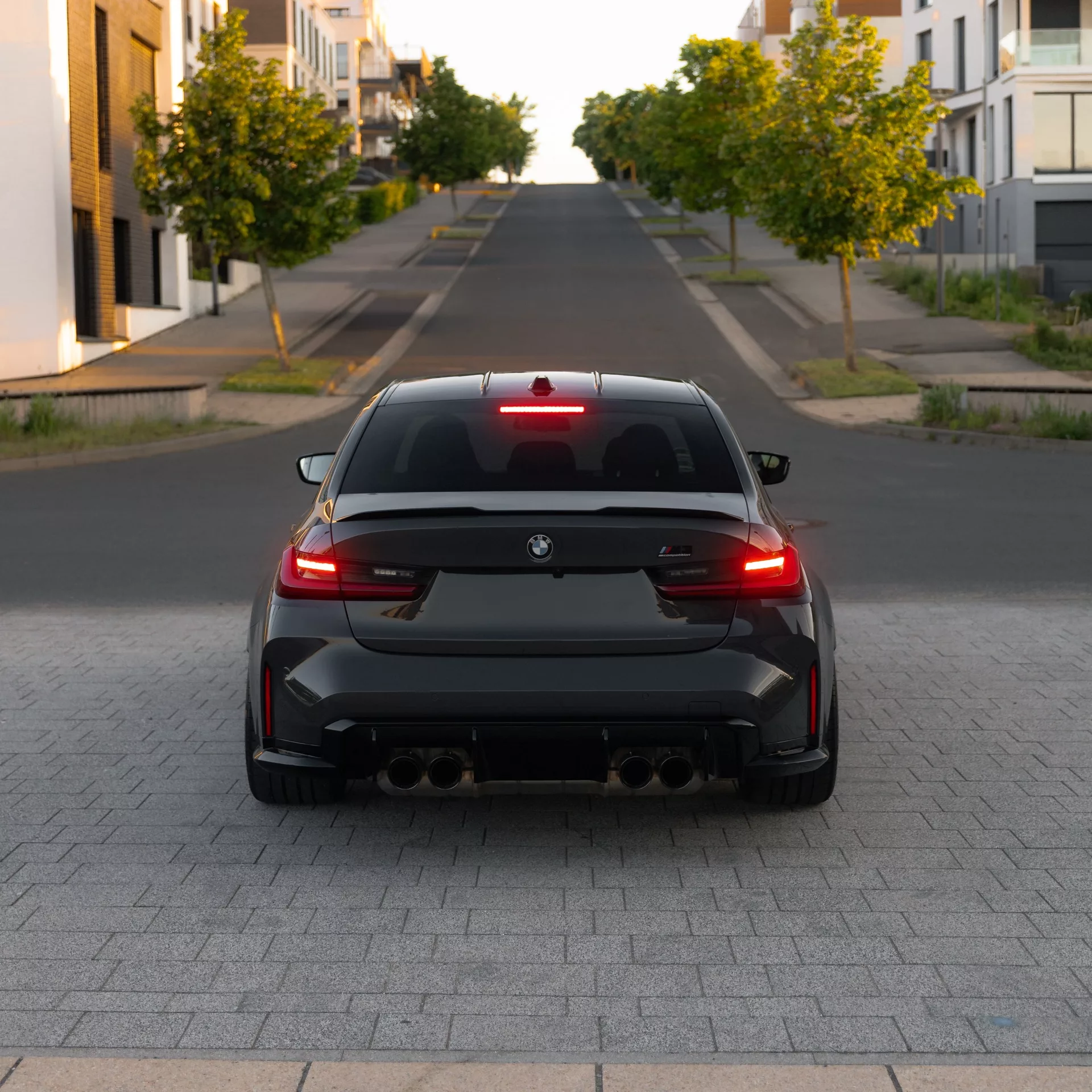 BMW M3 Competition XDrive in Schwarz von hinten mieten.