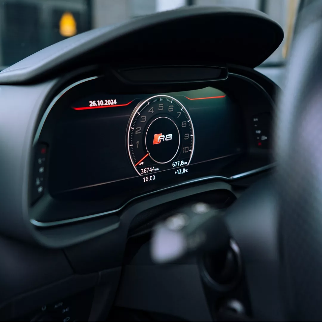 Audi R8 V10 Performance Coupe Innenraum Cockpit-Detail mieten