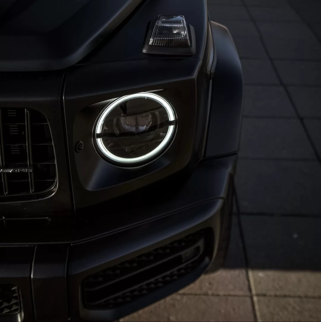 Mercedes-Benz G63 AMG Scheinwerfer-Detailansicht in Schwarz mieten