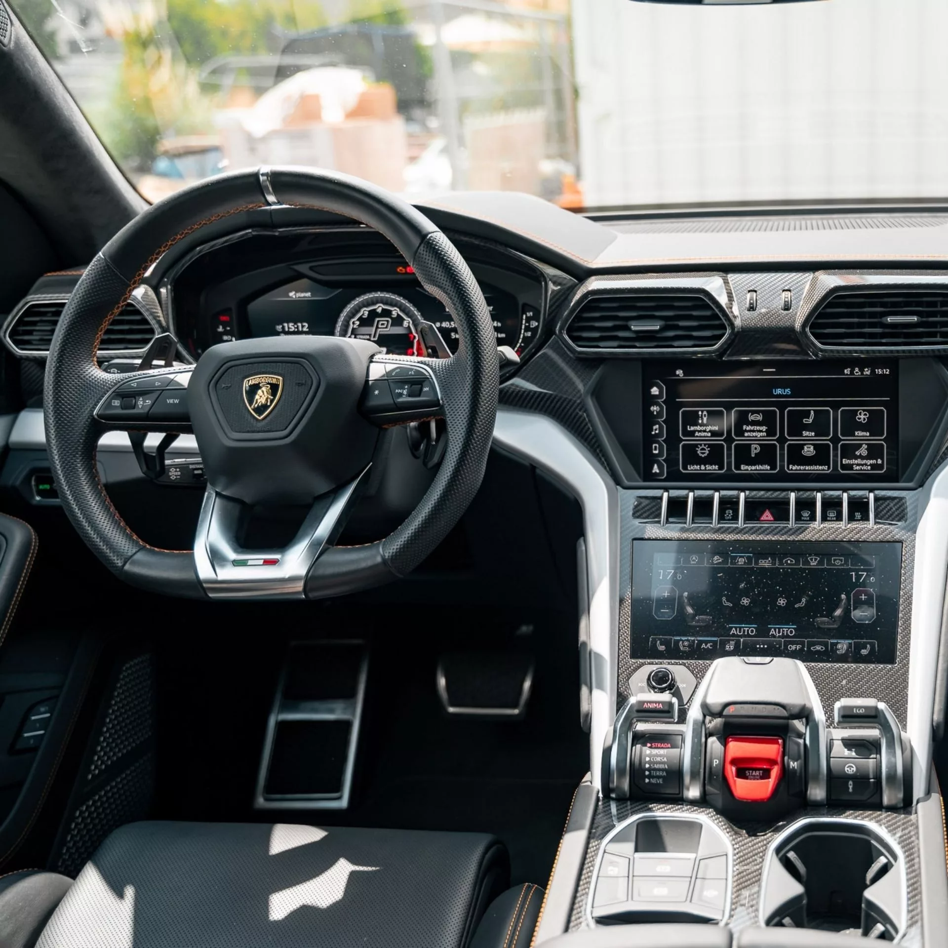 Innenraum eines Lamborghini Urus mit modernem Cockpit und luxuriöser Ausstattung.
