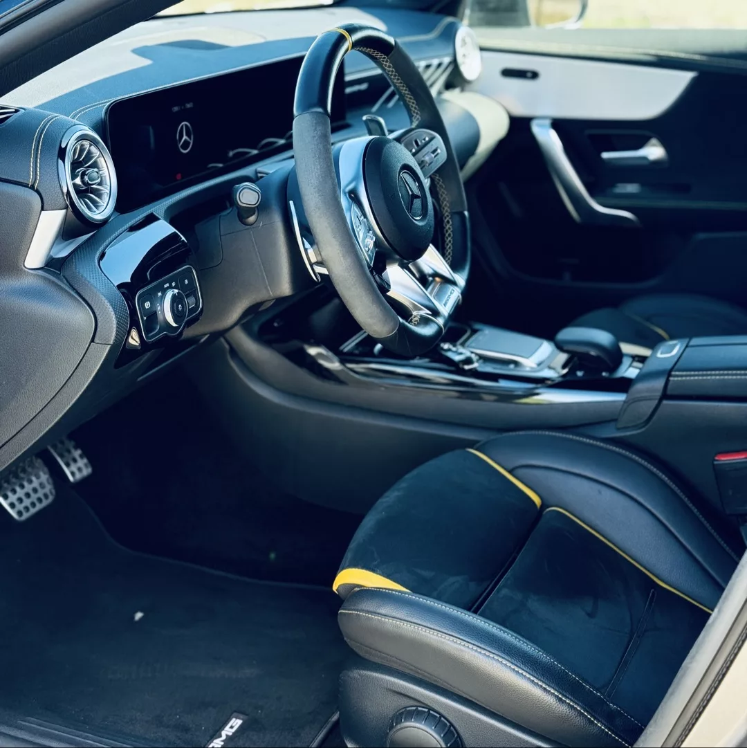 Mercedes CLA45 S AMG Innenraum mit Ledersitzen mieten.