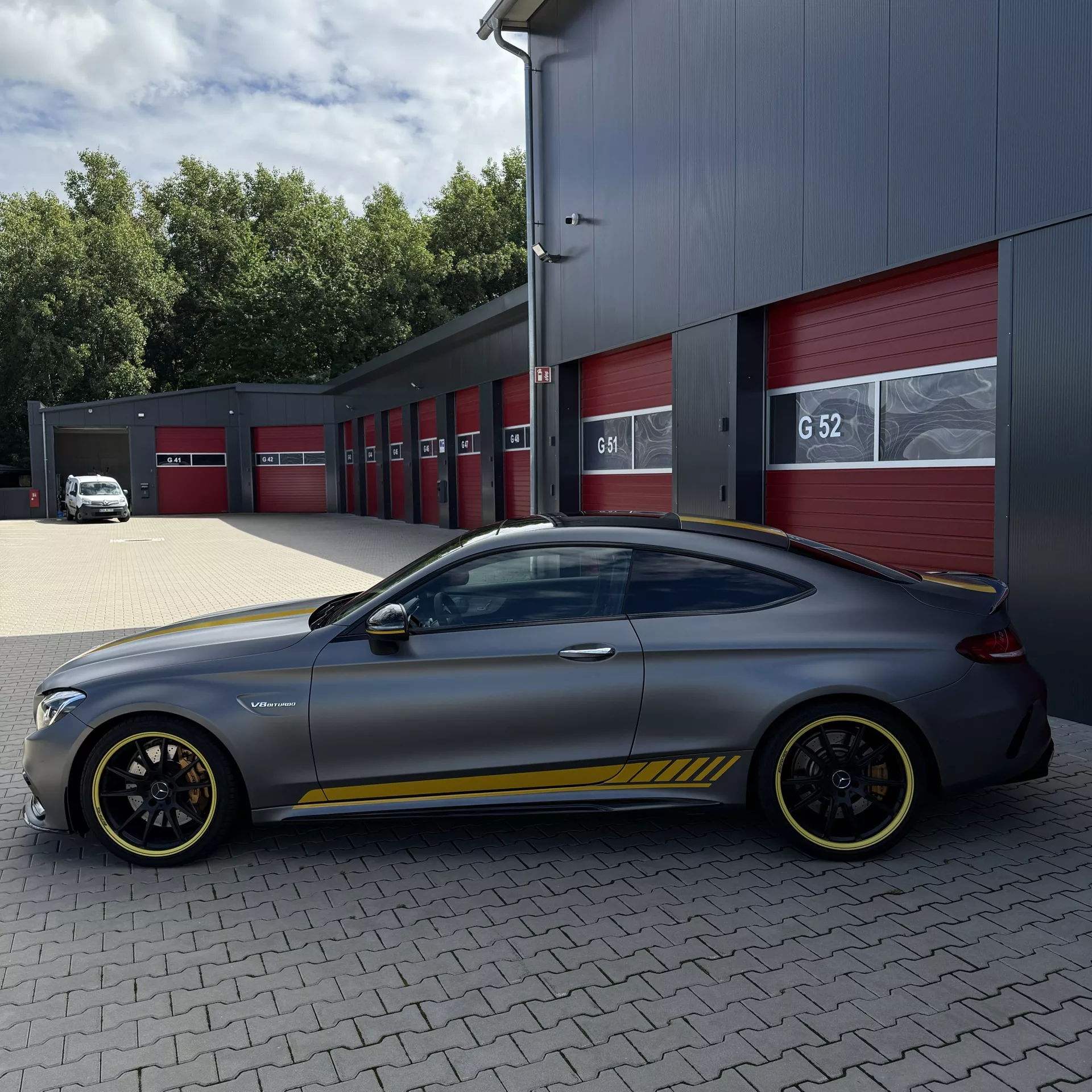 Mercedes C63s Coupe Edition 1 in Grau von der Seite mieten