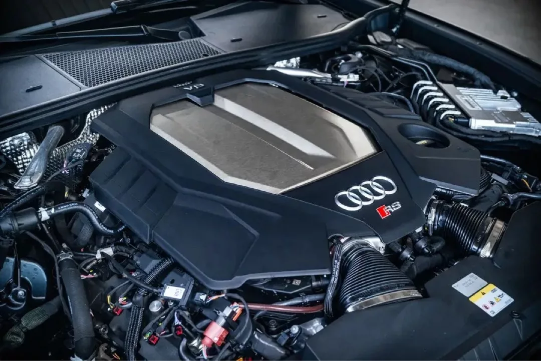 Motorraum eines Audi RS6 mit sichtbarem RS6-Logo.