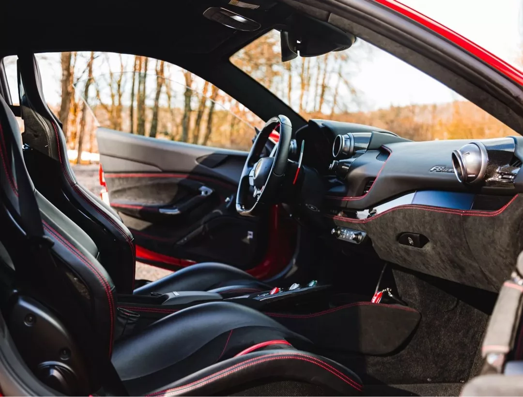 Ferrari F8 Tributo Innenraum mit Ledersitzen mieten