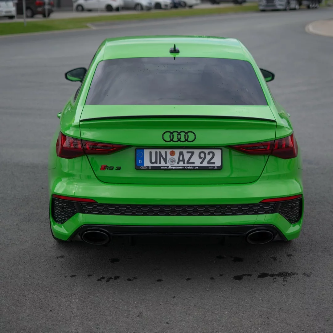 Audi RS3 Performance 8Y in Grün Rückansicht mieten