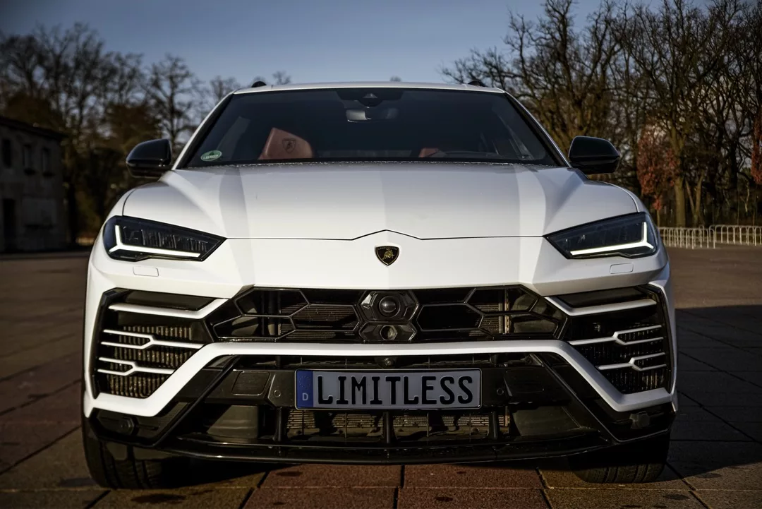 Lamborghini Urus in Weiß Frontansicht mieten