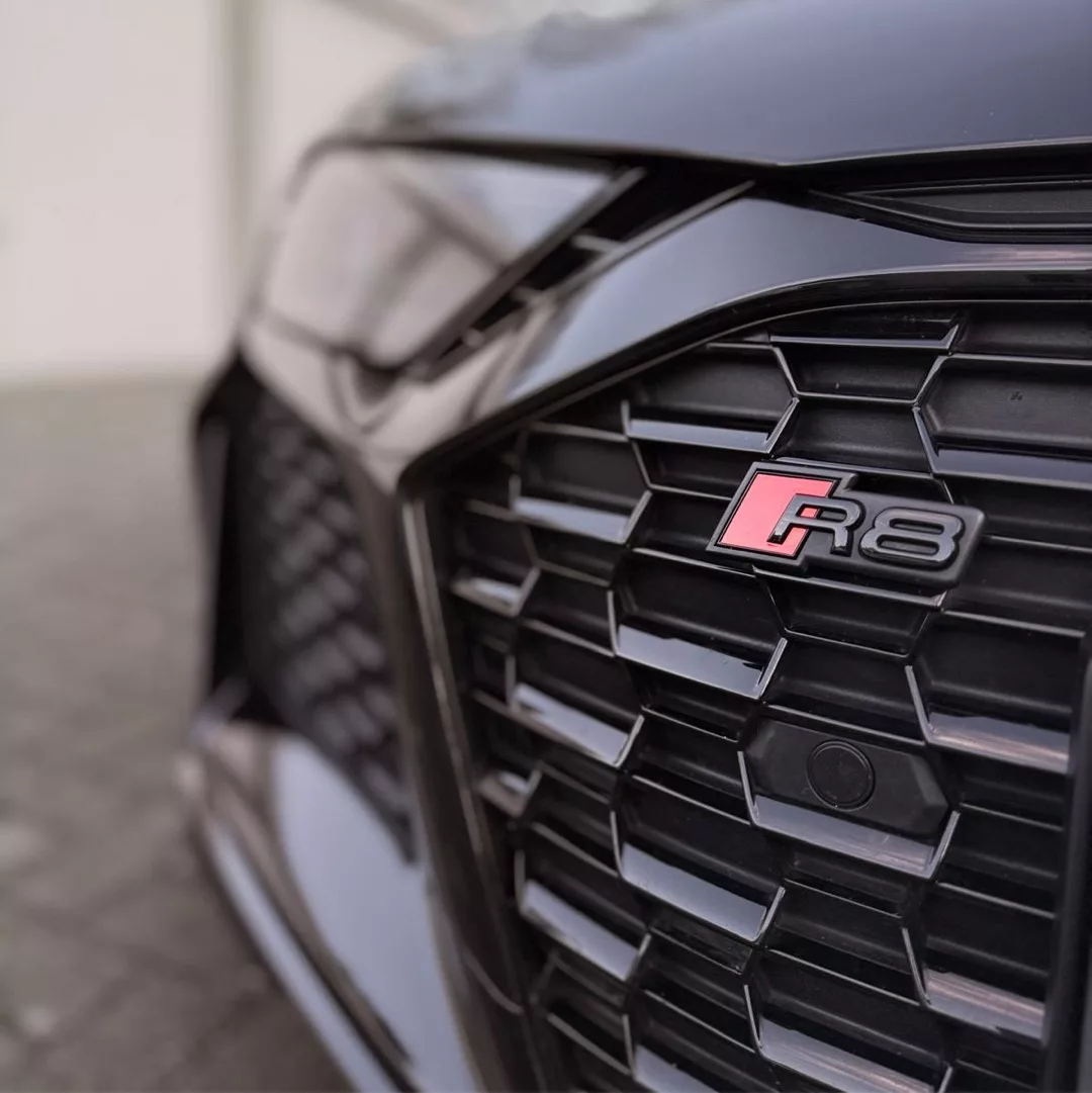 Audi R8 Facelift mit Quattro Kühlergrill Detailaufnahme in Schwarz mieten