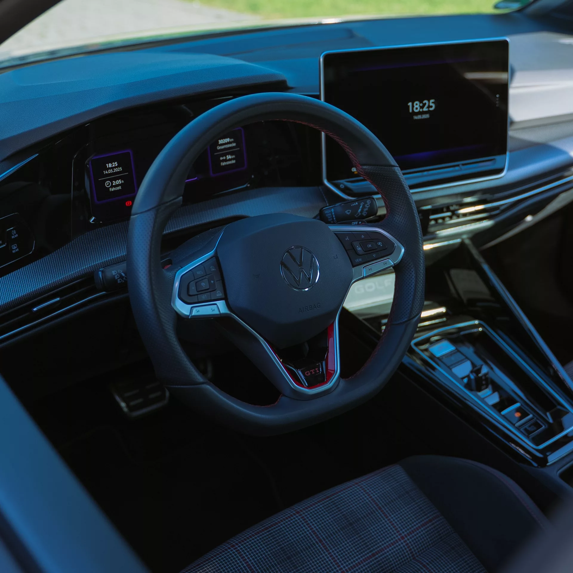 VW Golf 8 GTI Cockpit mit Lenkrad und Displays mieten