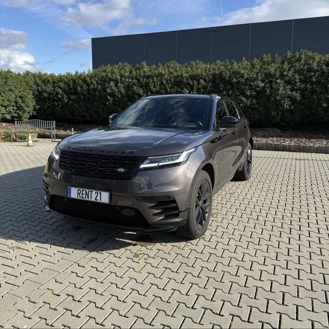 Range Rover Velar in Grau auf Parkplatz mieten.