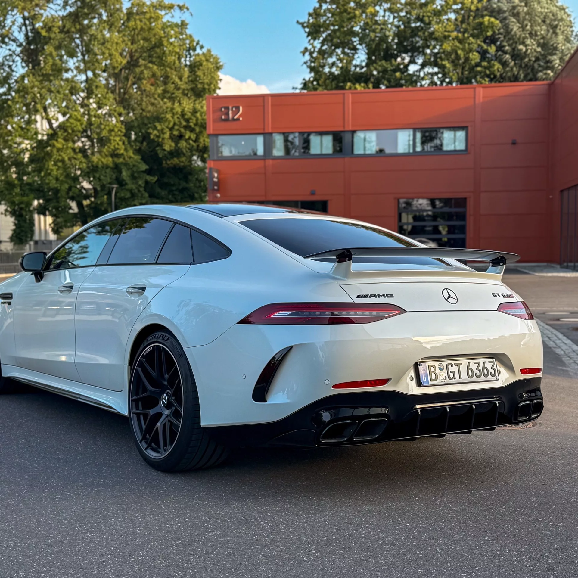 Mercedes-Benz GT63s AMG in Weiß von hinten mieten