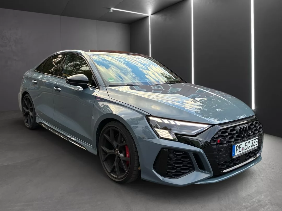 Audi RS3 in Grau von schräg vorn mieten