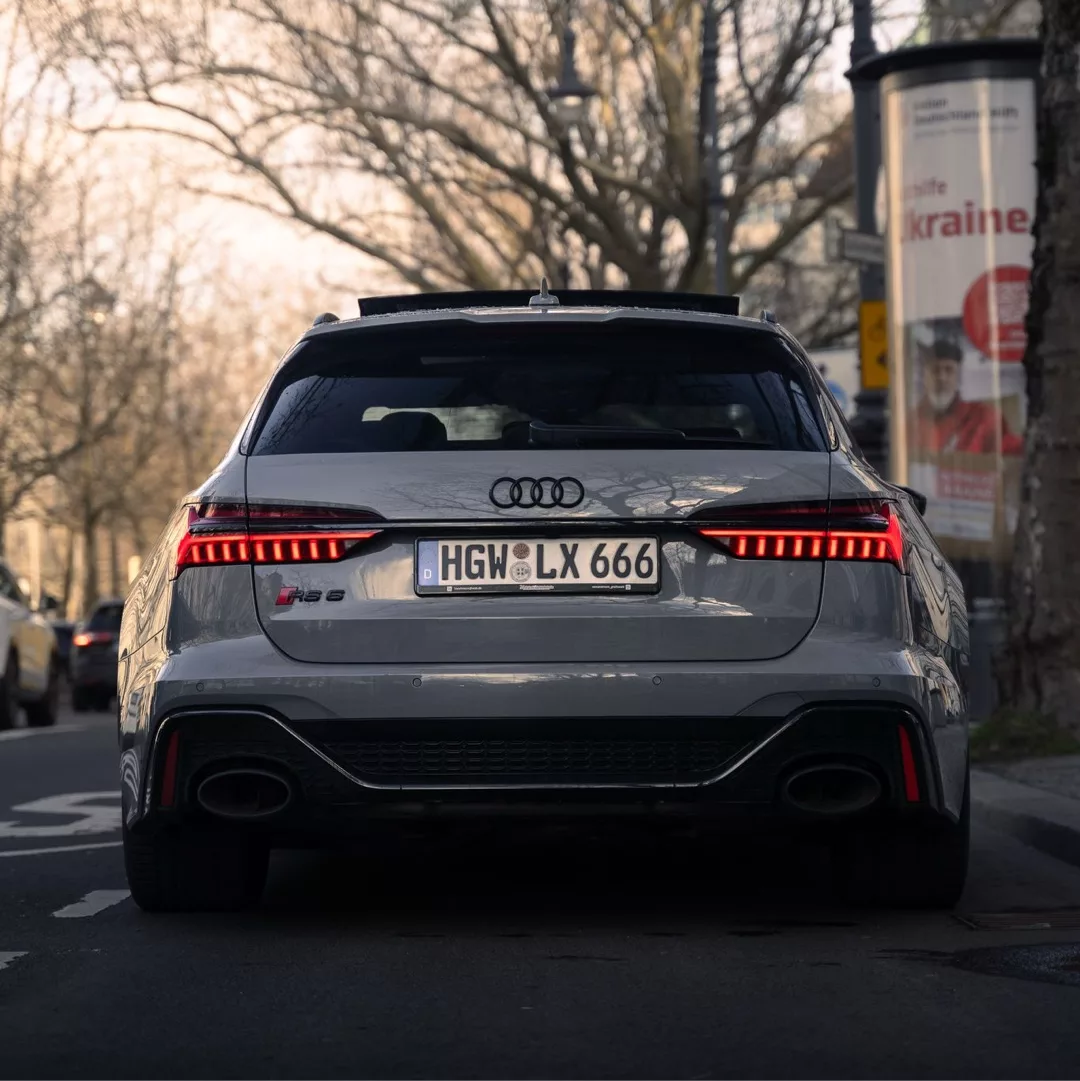 Audi RS6 Avant in Grau von hinten auf der Straße mieten.