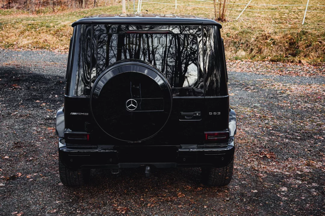 Mercedes G63 AMG in Schwarz von hinten mieten