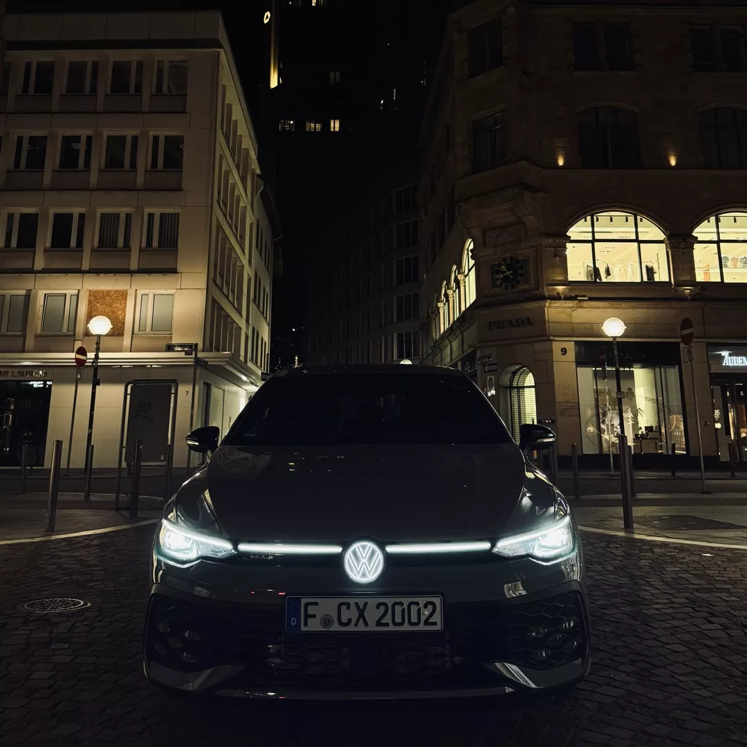 Golf 8 GTI Facelift in Nachtansicht, Frontansicht mieten