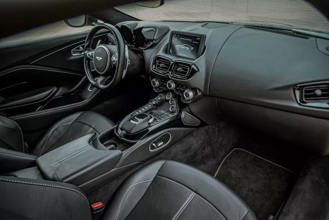 Aston Martin Vantage Innenraum mit Lederausstattung mieten