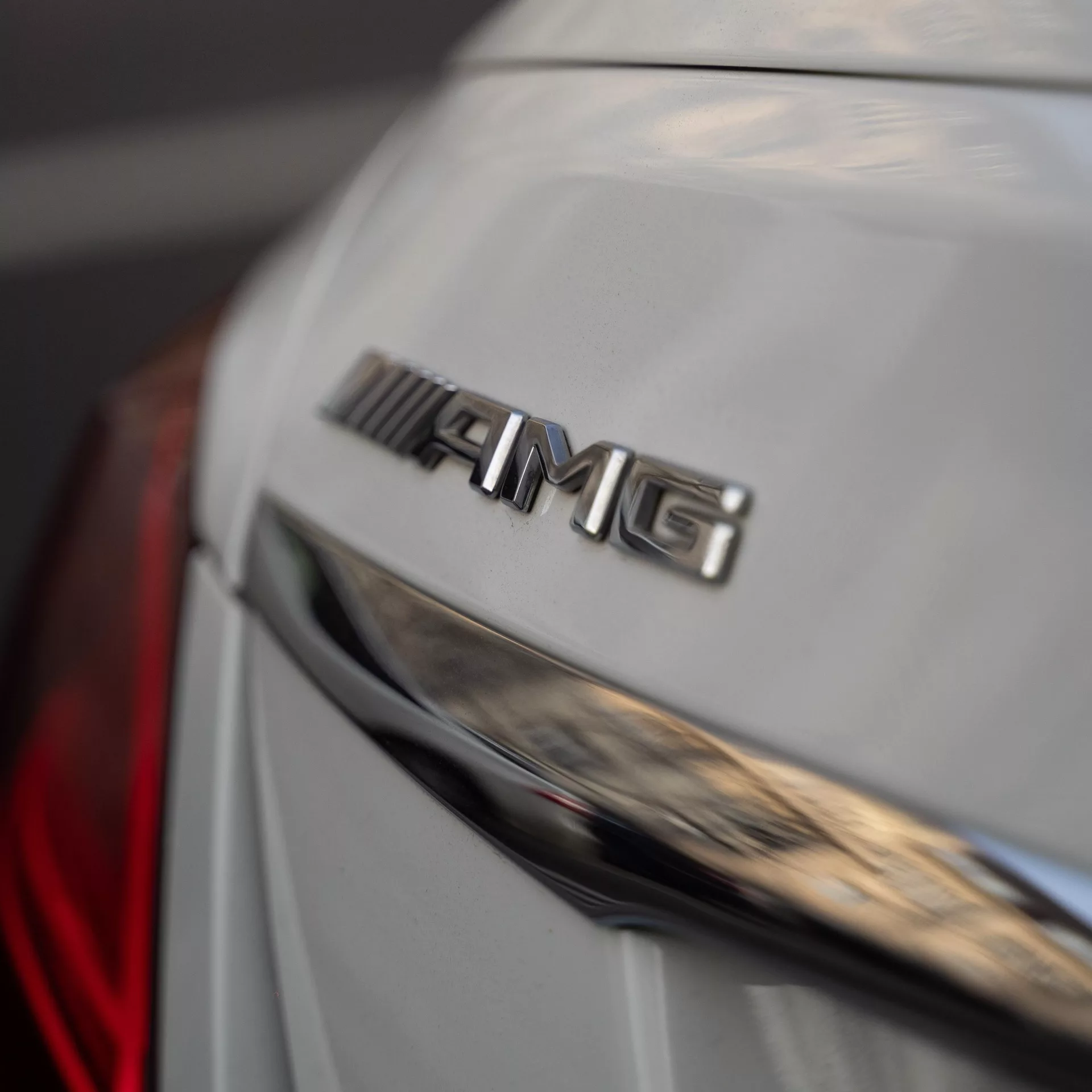 Mercedes C63s V8 BiTurbo in Weiß Rückansicht AMG-Logo mieten.