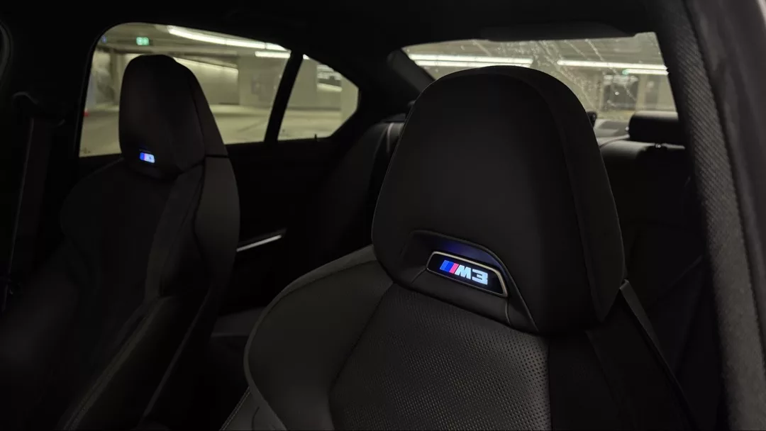 BMW M3 Competition Innenraum mit Sportsitzen mieten