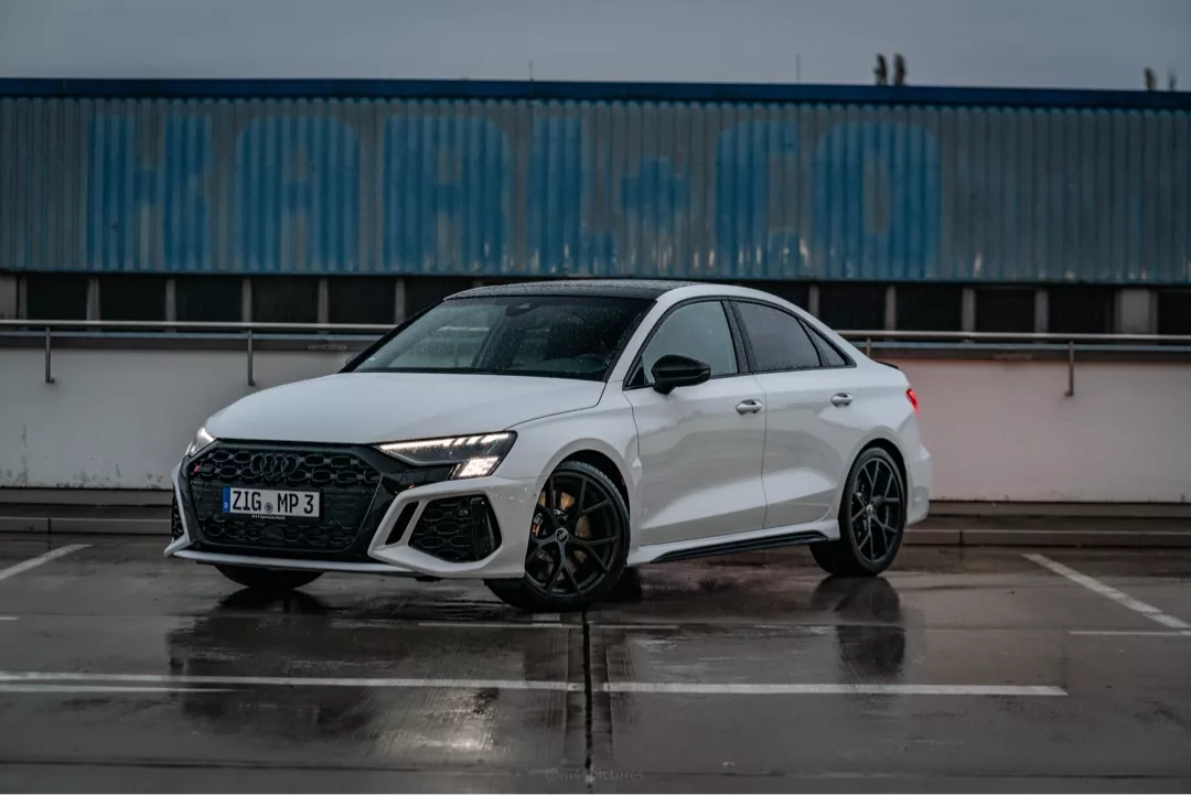 AUDI RS3 Limousine in Weiß auf Parkplatz mieten