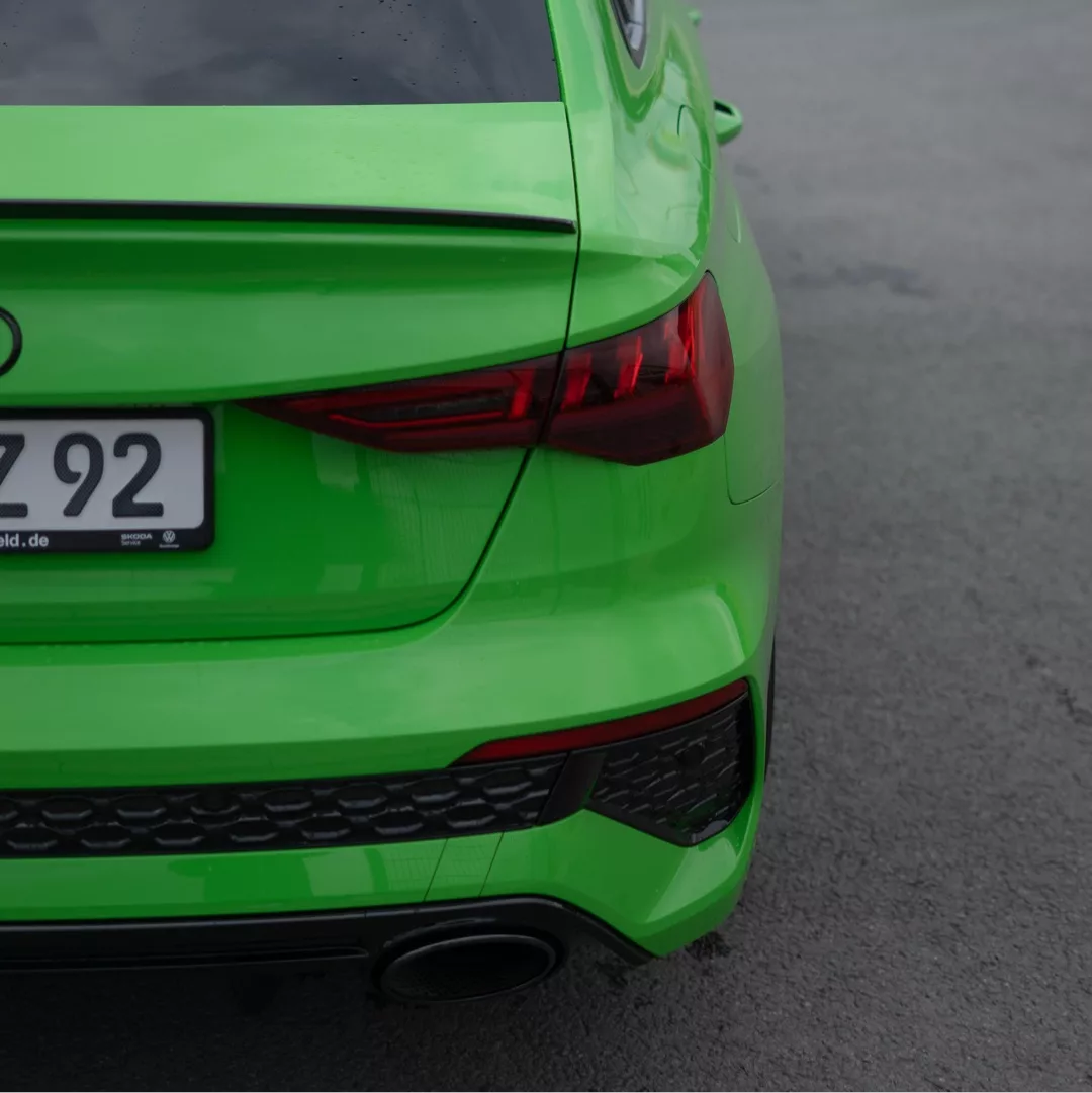Audi RS3 Performance 8Y in Grün von hinten mieten.