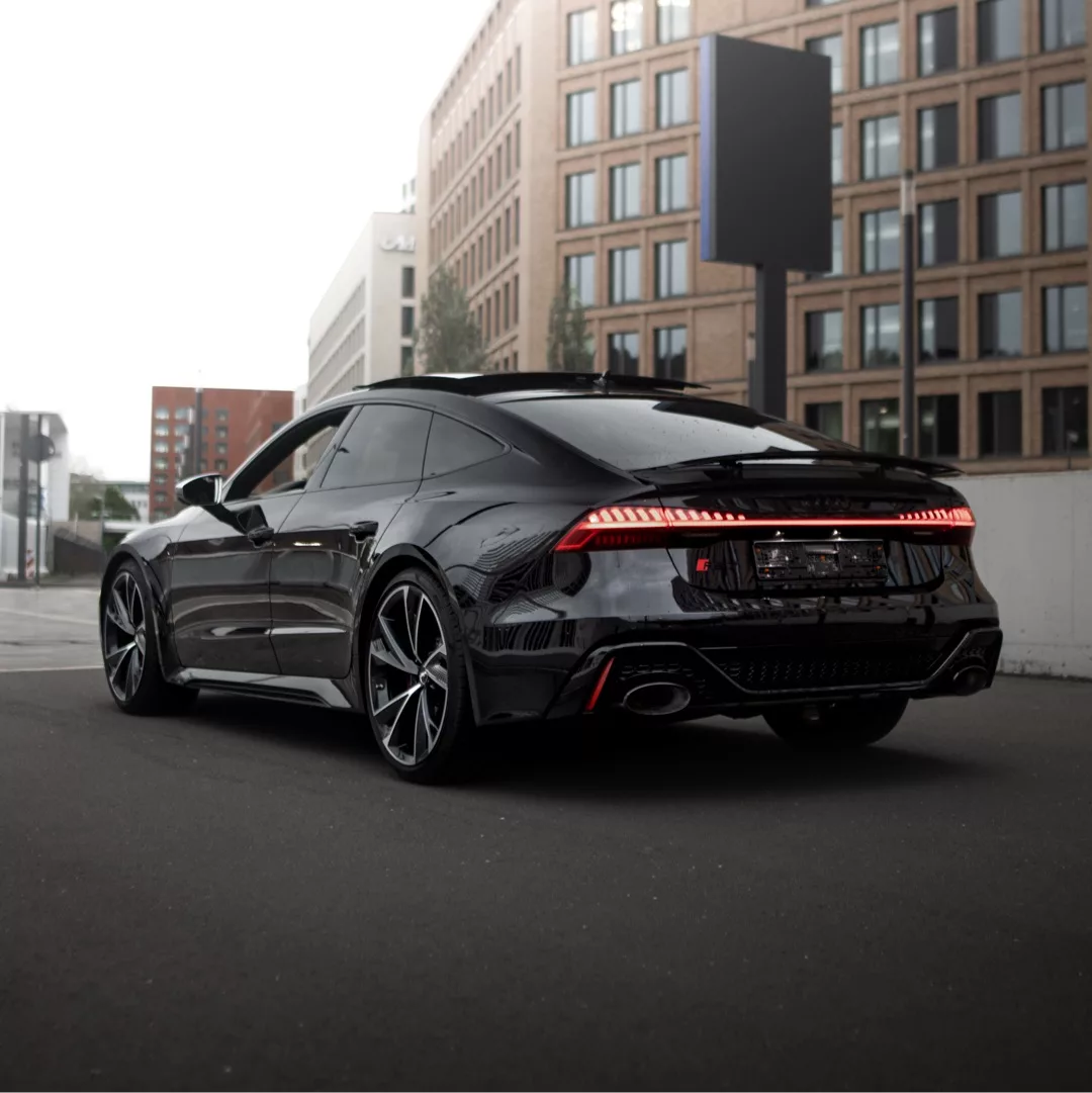 AUDI RS7 SPORTBACK in Schwarz von hinten mieten