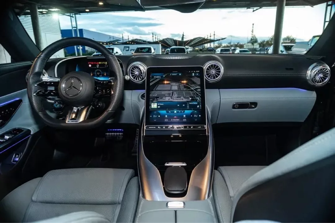 Innenansicht eines Mercedes-Benz SL63 AMG Roadster mit modernem Cockpit und Touchscreen-Display.
