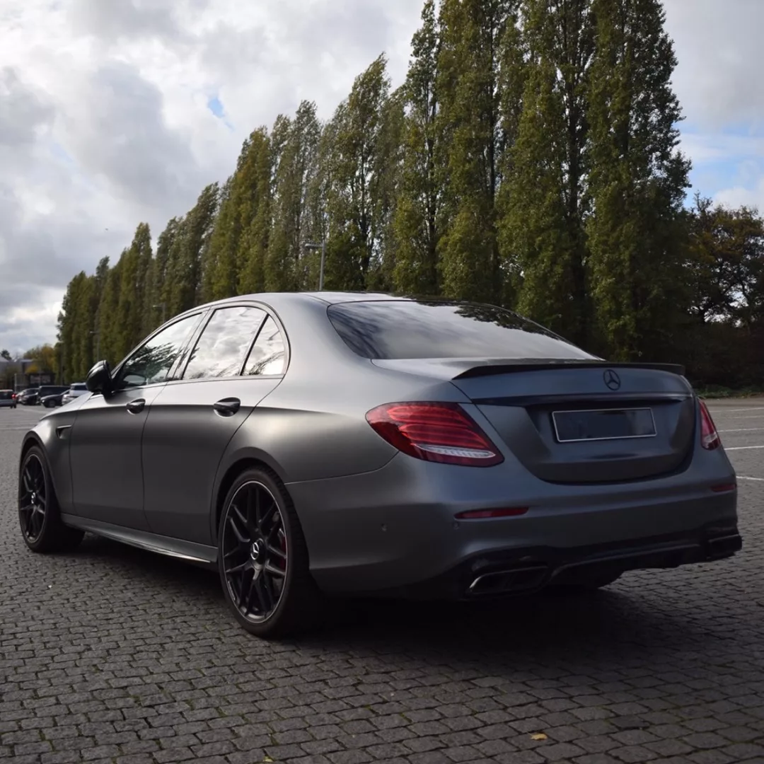 Mercedes AMG E 63 s in Grau von hinten mieten