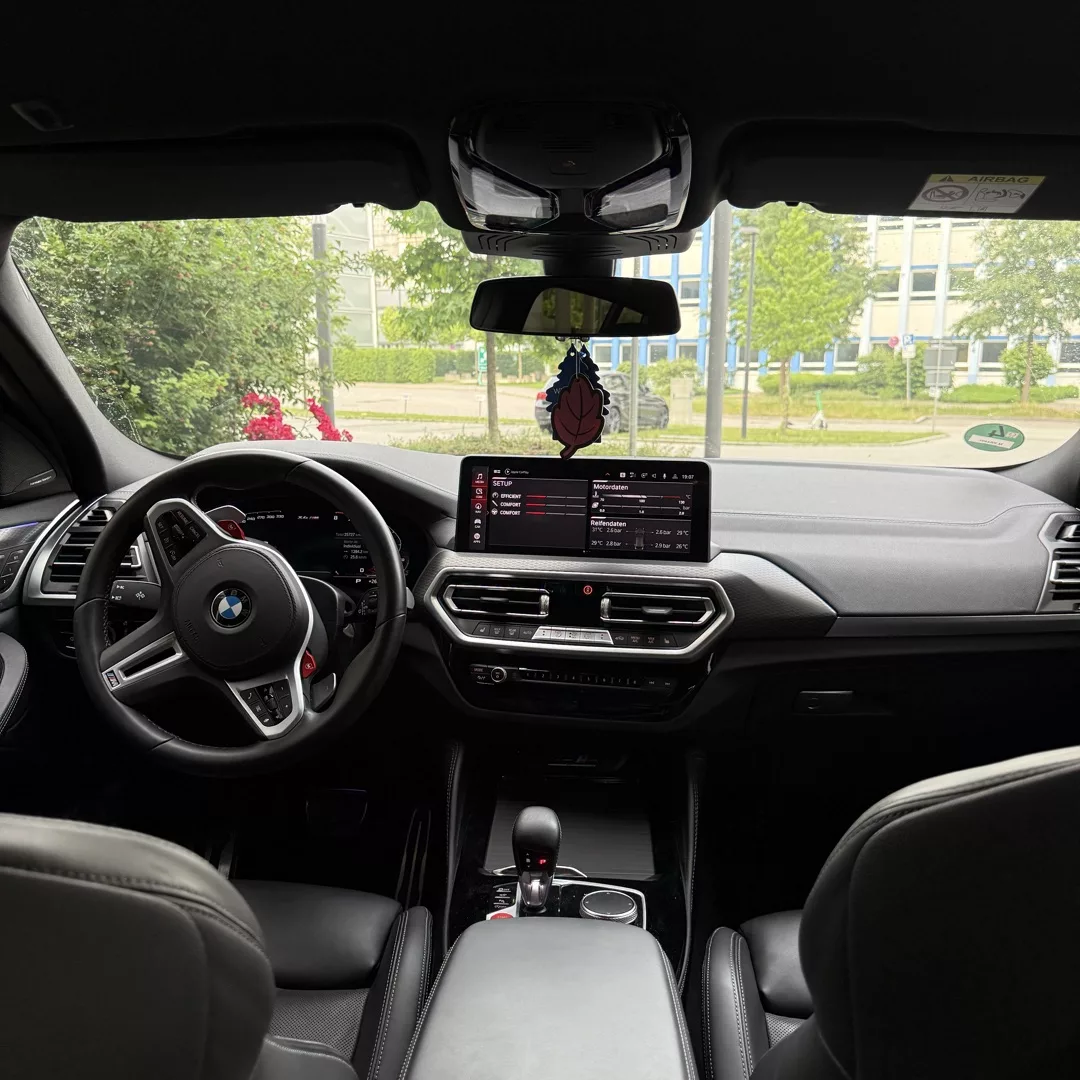 BMW X4M Competition Cockpit mit modernem Infotainment mieten.