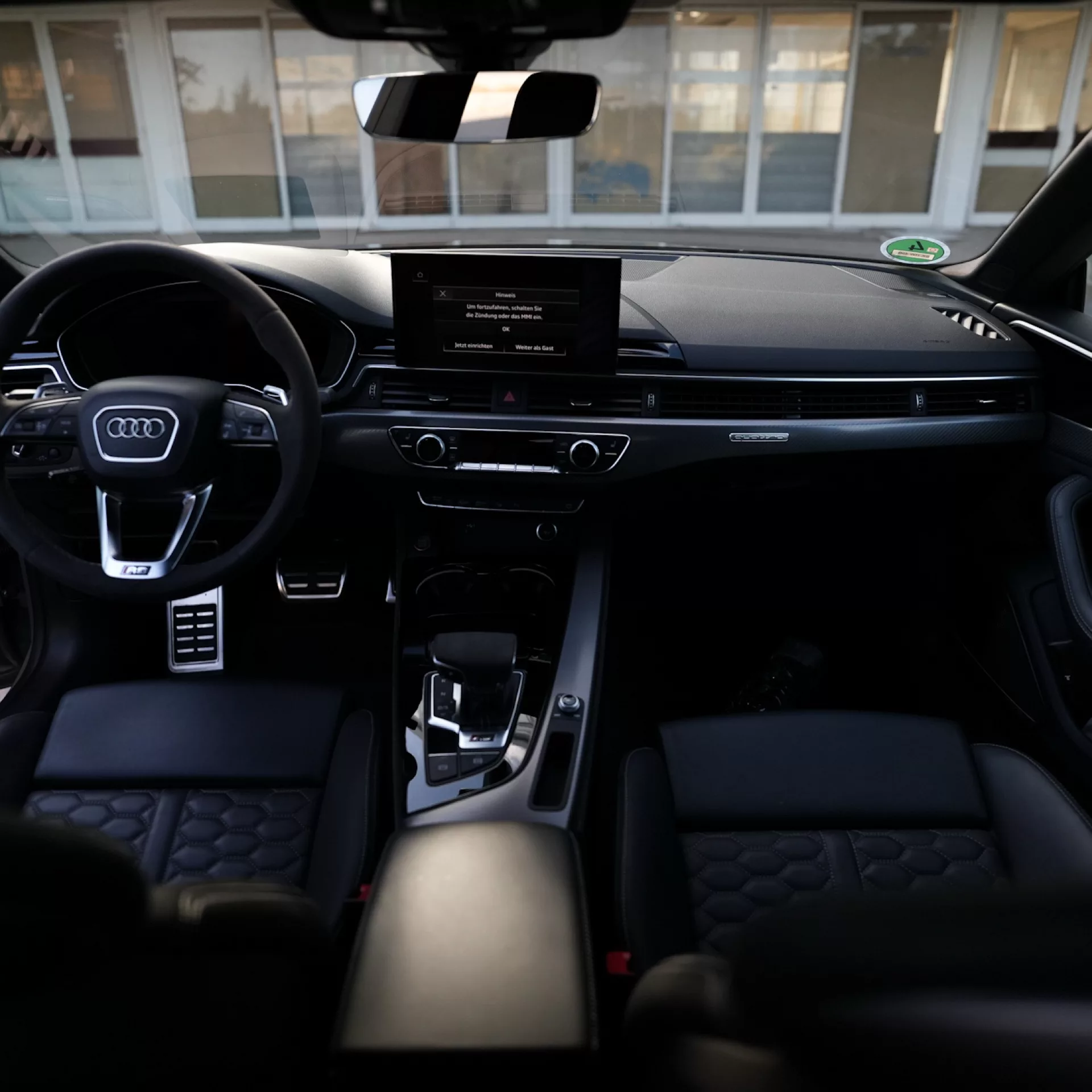 AUDI RS5 B8 Sportback Innenraumansicht mit Ledersitzen mieten.