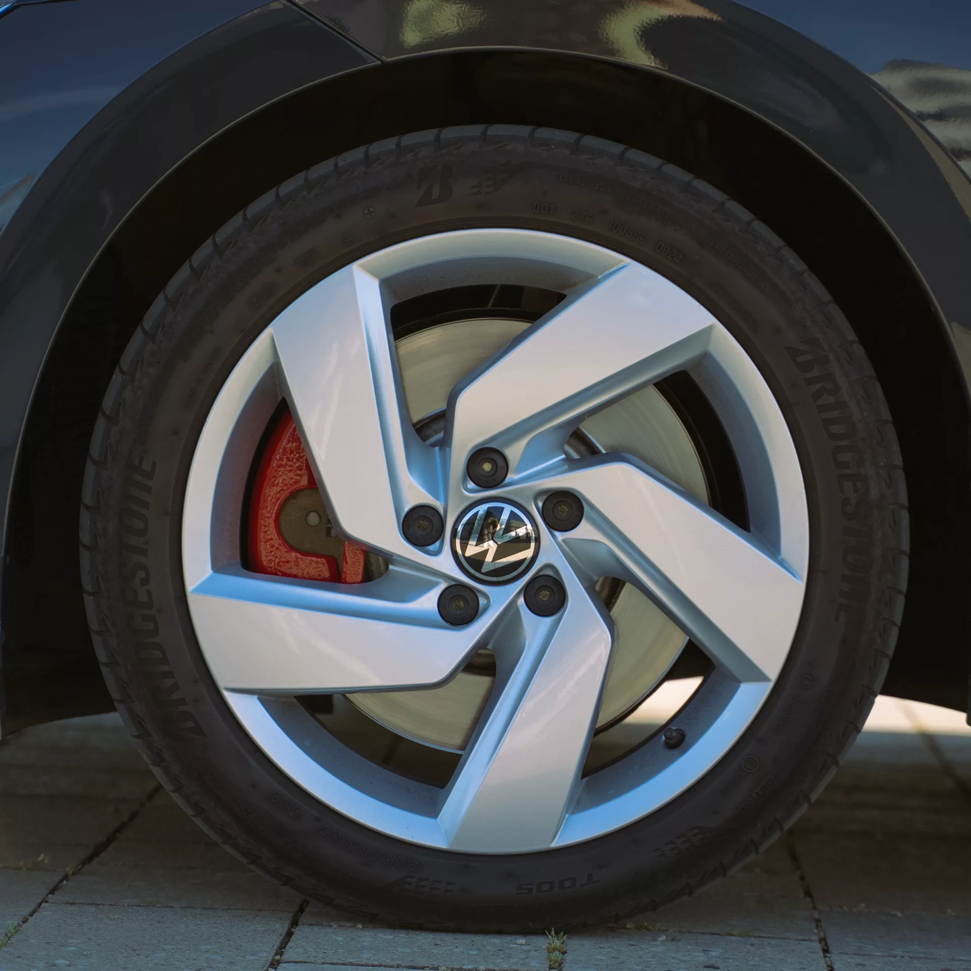 VW Golf 8 GTI Nahaufnahme der Felge mieten.